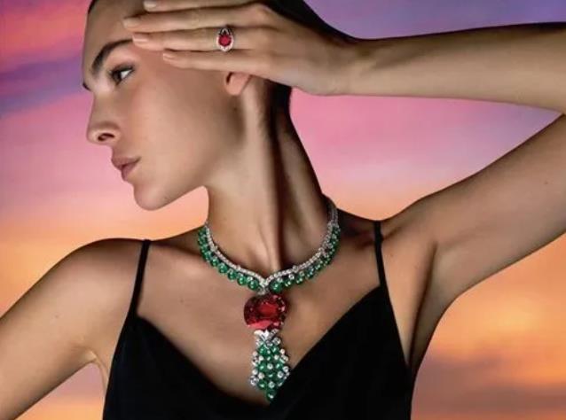 How to wear jewelry to prevent allergies.
